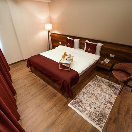 Monarch Boutique Hotel Призрен Екстериор снимка