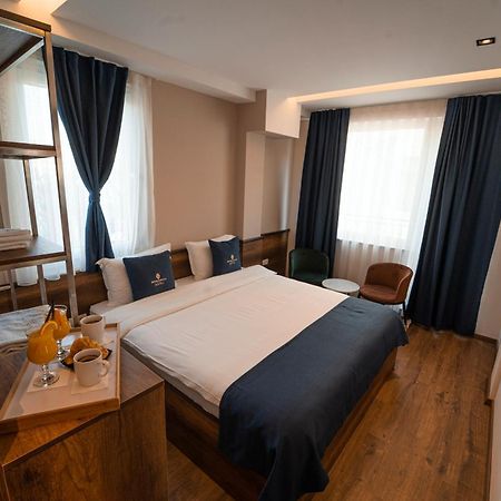 Monarch Boutique Hotel Призрен Екстериор снимка