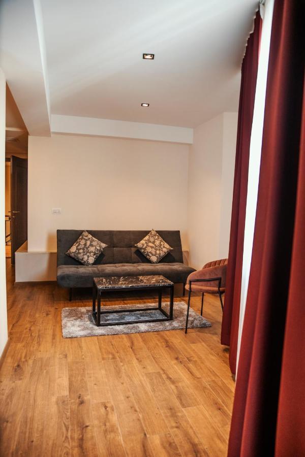 Monarch Boutique Hotel Призрен Екстериор снимка