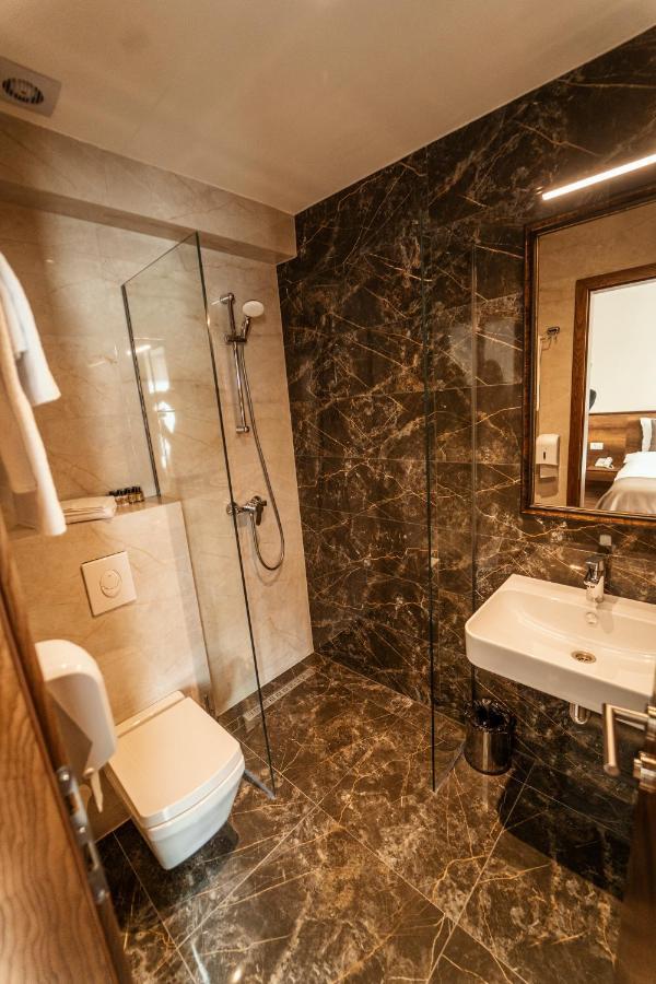 Monarch Boutique Hotel Призрен Екстериор снимка