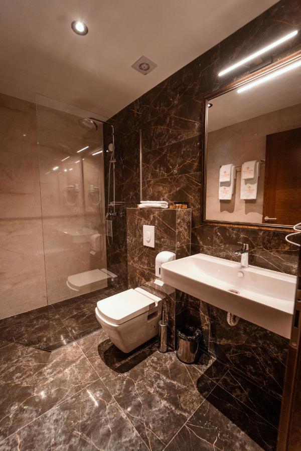 Monarch Boutique Hotel Призрен Екстериор снимка