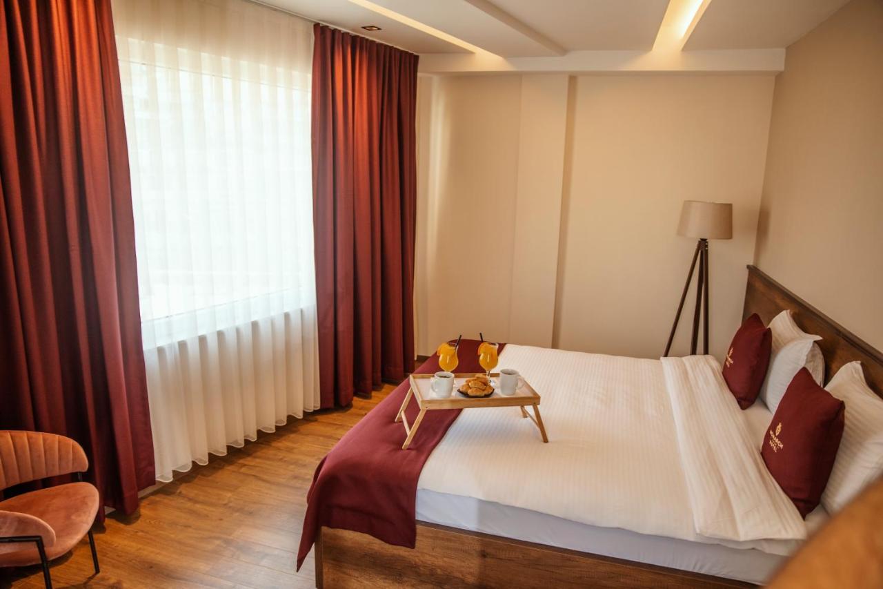 Monarch Boutique Hotel Призрен Екстериор снимка