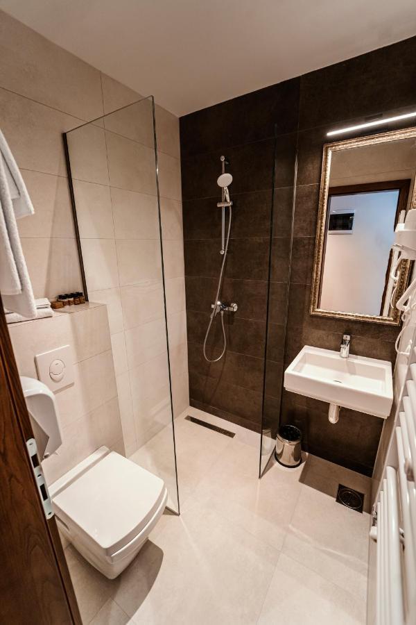 Monarch Boutique Hotel Призрен Екстериор снимка