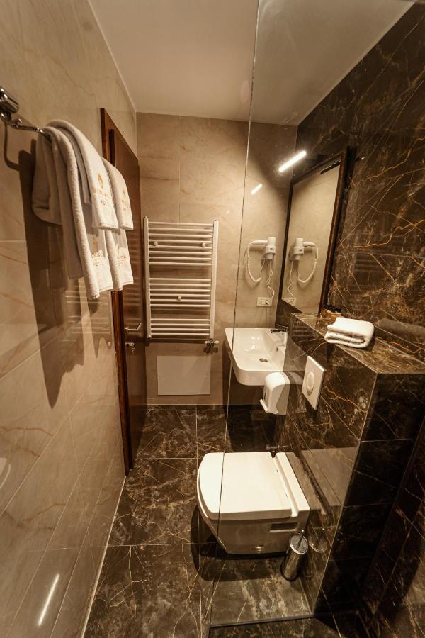 Monarch Boutique Hotel Призрен Екстериор снимка